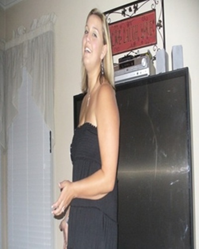 Scharfe blonde Hausfrau in der Küche für heißen Telefonsex live aus Österreich